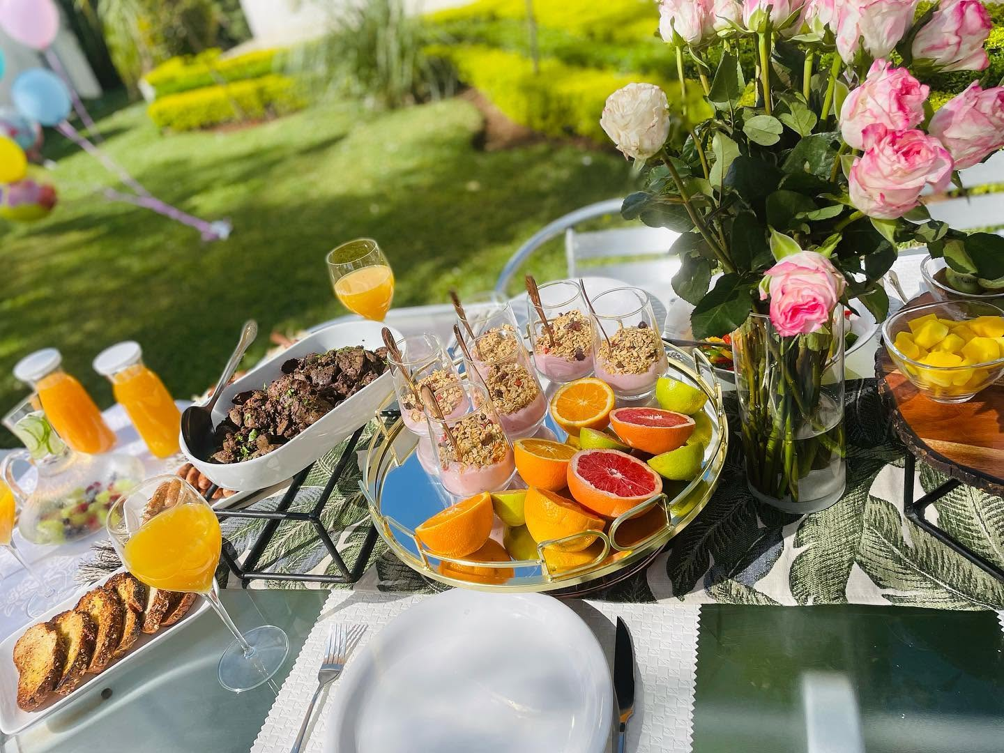 Foodgirl BW fresh catering table with fruit, flowers and drinks